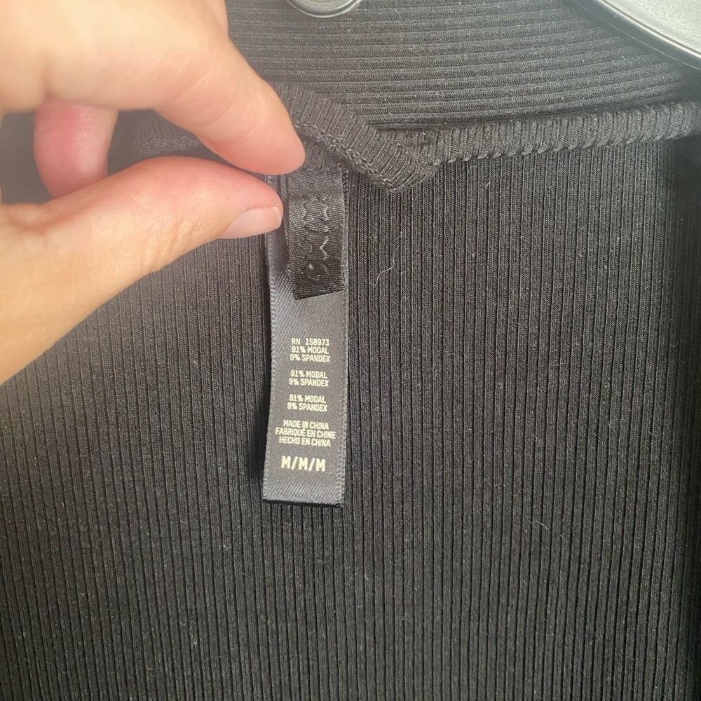 SKIMS Ribbed Black Wrap Robe - Picture 3 of 5